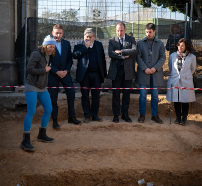 El conseller de justícia i qualitat democràtica de la Generalitat de Catalunya, Ramon Espadaler, visita la intervenció arqueològica a la fossa comuna del Cementiri Vell amb autoritats municipals i familiars de les persones afusellades el 1939
