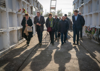 El conseller de justícia i qualitat democràtica de la Generalitat de Catalunya, Ramon Espadaler, visita la intervenció arqueològica a la fossa comuna del Cementiri Vell amb autoritats municipals i familiars de les persones afusellades el 1939