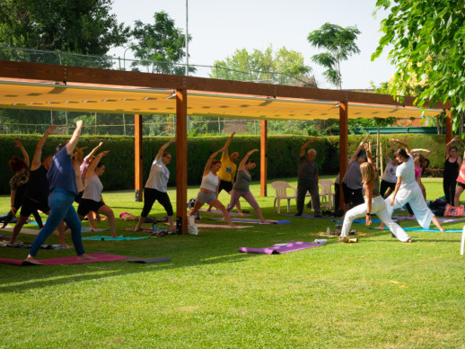 Una setantena de persones commemoren, un any més, el Dia Internacional del Ioga a la Piscina Municipal d'Estiu d'Abrera