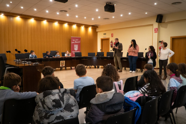 L'alumnat de tercer curs de l'Escola Josefina Ibáñez visita el consistori d'Abrera dins l'activitat 'El meu Ajuntament' d'aquest curs 2025-2026