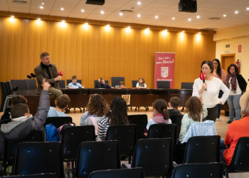L'alumnat de tercer curs de l'Escola Josefina Ibáñez visita el consistori d'Abrera dins l'activitat 'El meu Ajuntament' d'aquest curs 2025-2026