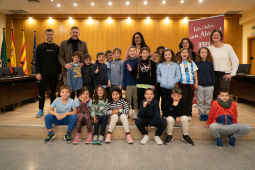 L'alumnat de tercer curs de l'Escola Josefina Ibáñez visita el consistori d'Abrera dins l'activitat 'El meu Ajuntament' d'aquest curs 2025-2026