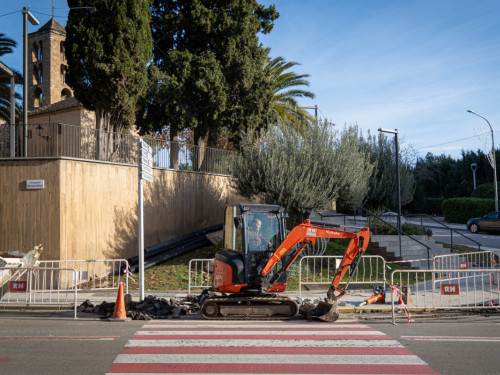 Continuem millorant la seguretat viària, amb la construcció d'un nou pas de vianants elevat a l'entorn del passeig de l'Església i l'avinguda de la Generalitat, així com la creació de noves zones de voreres ampliades