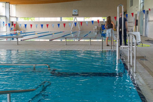 Finalitzem la segona fase del reacondicionament del Centre Aquàtic Municipal (CAM) amb l'obertura de les piscines, la sala d'activitats dirigides, els vestidors del soterrani i la zona de solàrium a partir del dimarts 1 de setembre