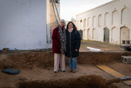 La intervenció arqueològica a la fossa comuna del Cementiri Vell d'Abrera avança segons el calendari previst
