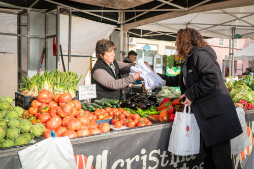Bona acollida de la campanya ‘Adeu als envasos d’un sol ús als mercats setmanals’ que tenia l’objectiu de conscienciar la ciutadania sobre la necessitat de reduir l’ús d’envasos de plàstic