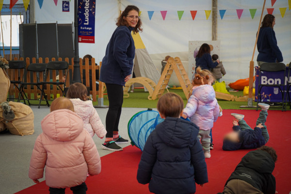 Visita infants Escola Bressol Municipal Món Petit al Parc de Nadal - 07.01.26