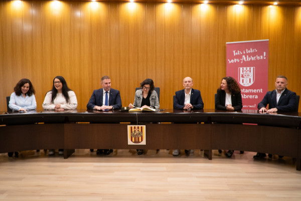 La consellera d'interior i Seguretat Pública de la Generalitat de Catalunya, Núria Parlon, visita el nostre municipi i signa el Llibre d'Honor de l'Ajuntament