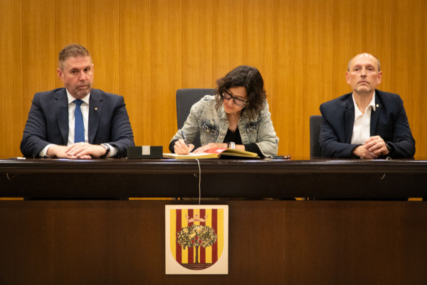 La consellera d'interior i Seguretat Pública de la Generalitat de Catalunya, Núria Parlon, visita el nostre municipi i signa el Llibre d'Honor de l'Ajuntament
