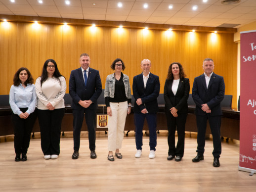 La consellera d'interior i Seguretat Pública de la Generalitat de Catalunya, Núria Parlon, visita el nostre municipi i signa el Llibre d'Honor de l'Ajuntament