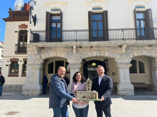 Incorporem al fons patrimonial d'Abrera una maqueta de l’Església de Sant Pere creada per Isidre Julià i Roig a finals del segle XX