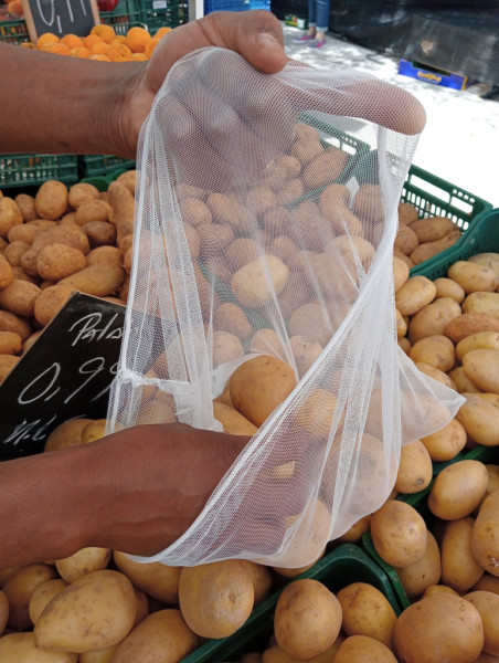 Ens adherim a la campanya 'Adeu als envasos d’un sol ús als mercats setmanals' amb l’objectiu de conscienciar la ciutadania sobre la necessitat de reduir l’ús d’envasos de plàstic