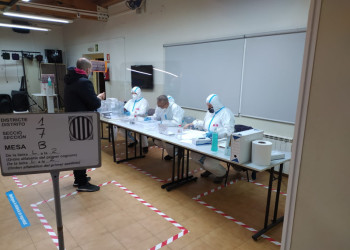 Eleccions al Parlament de Catalunya. 14 de febrer de 2021. Membres de les meses electorals amb EPIS