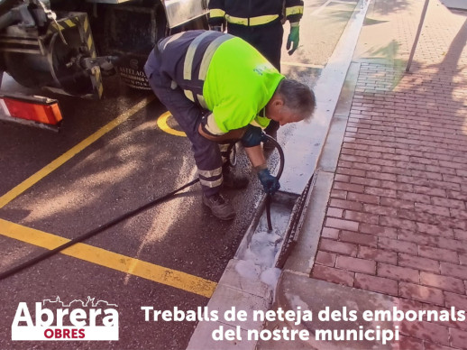 Continuem duent a terme treballs de neteja als embornals en diferents punts del nostre municipi per prevenir incidències a la via pública