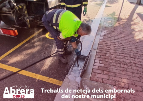 Continuem duent a terme treballs de neteja als embornals en diferents punts del nostre municipi per prevenir incidències a la via pública