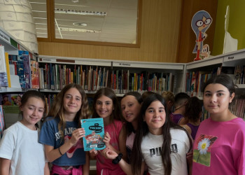 Un curs més, els i les escolars d'Abrera visiten la Biblioteca Josep Roca i Bros, per conèixer l'equipament i els serveis que s'ofereixen