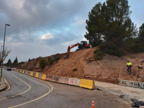 Iniciem les obres de consolidació i protecció del talús de l’avinguda Abrera cantonada amb el carrer Montserrat al barri de Ca n'Amat