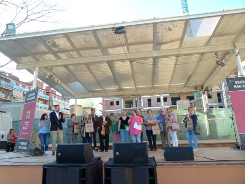 Èxit de participació a la IV Fira de Sant Jordi d'Abrera, amb parades de roses, llibres, autors/res locals, entitats, formacions polítiques, comerços i diferents activitats per a tothom