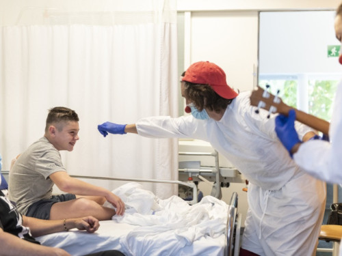 Pallapupas treballa perquè hi hagi espai per al riure durant el procés de la malaltia, i així convertir els hospitals en espais més amables i plens de vida mitjançant actuacions artístiques orientades a infants i gent gran, en estreta col·laboració amb el personal sanitari
