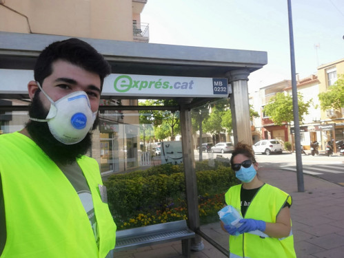 Voluntaris i voluntàries de Protecció Civil, Abrera Solidària i les agents cíviques reparteixen mascaretes higièniques als usuaris/es del transport públic