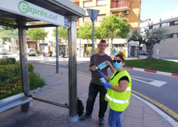 Voluntaris i voluntàries de Protecció Civil, Abrera Solidària i les agents cíviques reparteixen mascaretes higièniques als usuaris/es del transport públic