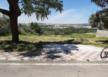 Continuem realitzant els treballs de manteniment de les franges perimetrals de seguretat contra incendis forestals i zones verdes, en els barris i nucli urbà d’Abrera