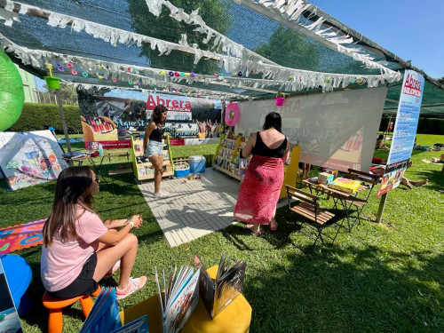 Iniciem la temporada 2022 de la Piscina Municipal d'Estiu amb molt bona acollida! Bibliopiscina 2022