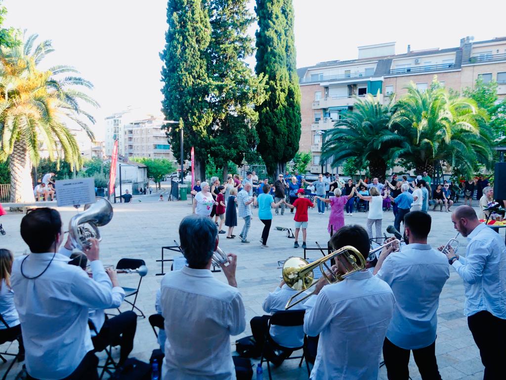 Festa Major 2022: Ballada de  Sardanes amb la Cobla Ciutat de Manresa, amb la participació de les escoles Josefina Ibáñez i Francesc Platón i Sartí a la plaça de l'Església