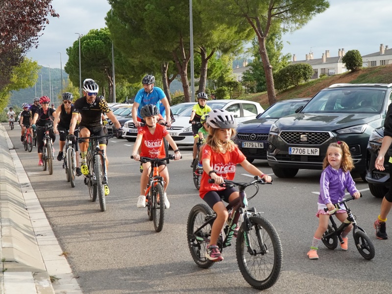 Descobrim Abrera en bici! Una cinquantena de persones ha participat aquest diumenge 18 de setembre en la pedalada familiar pels nostres carrers i places
