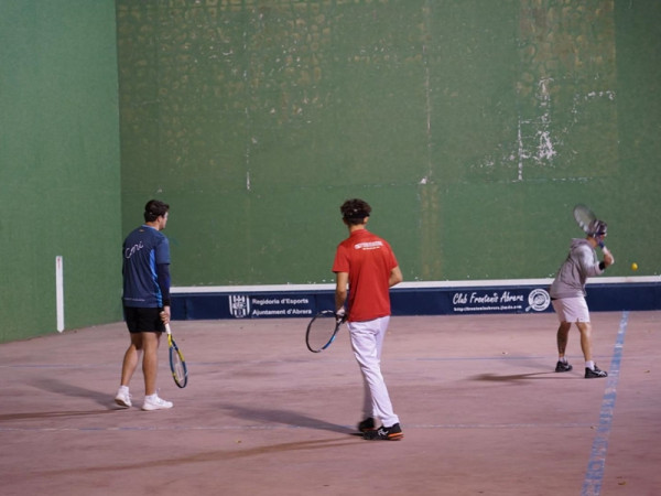 El Club Frontenis Abrera celebra l’Open Jamón Abrera 2023, amb 65 parelles de jugadors i jugadores