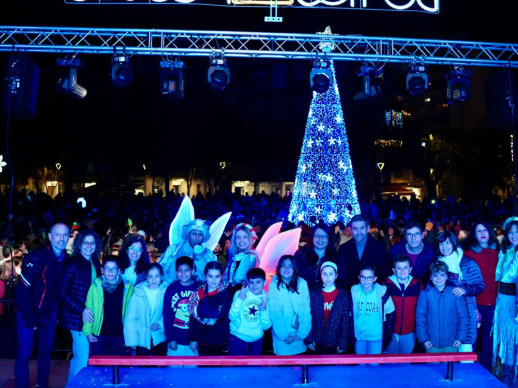 La il·lusió del Nadal es viu a Abrera! Emocionant compte enrere en la 9a Encesa de Llums de Nadal, amb una plaça de Pau Casals plena de gom a gom!