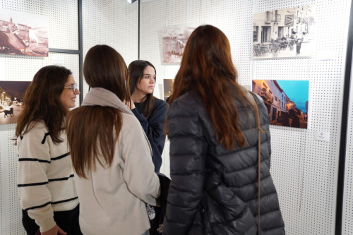 Visitem l'exposició 'Art i memòria fotogràfica: l'Abrera d'abans i d'ara' a l'Espai Artístic Pere Torres amb els i les joves que han participat en la mostra