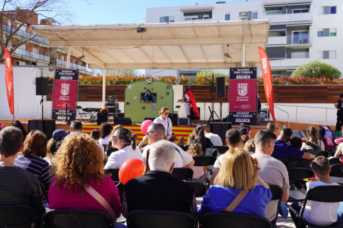 Tornem a gaudir de la diada de Sant Jordi a Abrera, amb autores i autors locals, concursos literaris, fira, lectures i moltes activitats per a tothom!