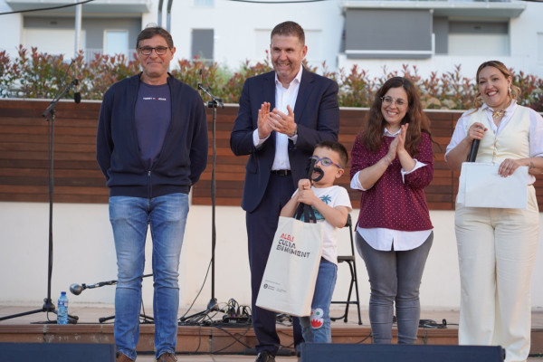 Tornem a gaudir de la diada de Sant Jordi a Abrera, amb autores i autors locals, concursos literaris, fira, lectures i moltes activitats per a tothom!