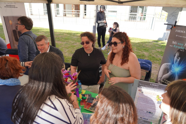 Tornem a gaudir de la diada de Sant Jordi a Abrera, amb autores i autors locals, concursos literaris, fira, lectures i moltes activitats per a tothom!