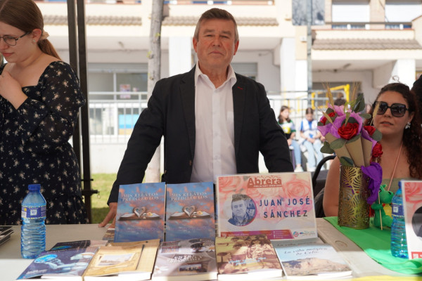 Tornem a gaudir de la diada de Sant Jordi a Abrera, amb autores i autors locals, concursos literaris, fira, lectures i moltes activitats per a tothom!