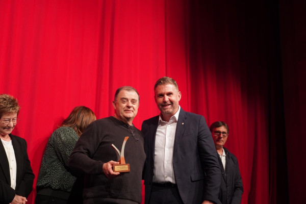 Gaudim de la cloenda del 27è Concurs de Teatre Amateur Vila d’Abrera, amb el lliurament de premis i l'actuació del Grup Escènic Illets d'Abrera, fora de concurs