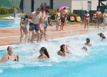 Gran èxit d'assistència i participació al 'Mulla't per l'esclerosi múltiple 2025' que ha tingut lloc el diumenge 6 de juliol a la Piscina Municipal d'Estiu!