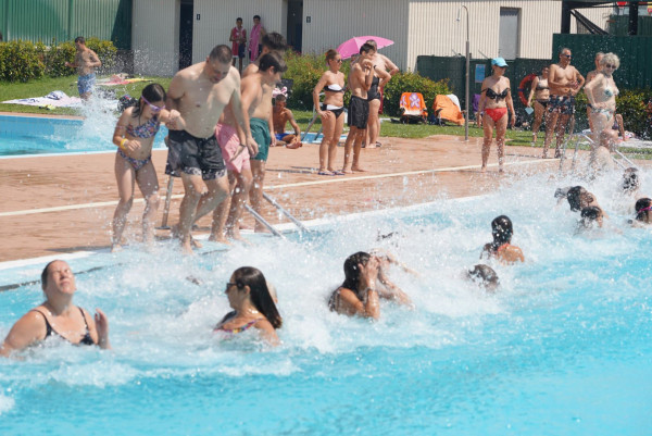 Gran èxit d'assistència i participació al 'Mulla't per l'esclerosi múltiple 2025' que ha tingut lloc el diumenge 6 de juliol a la Piscina Municipal d'Estiu!