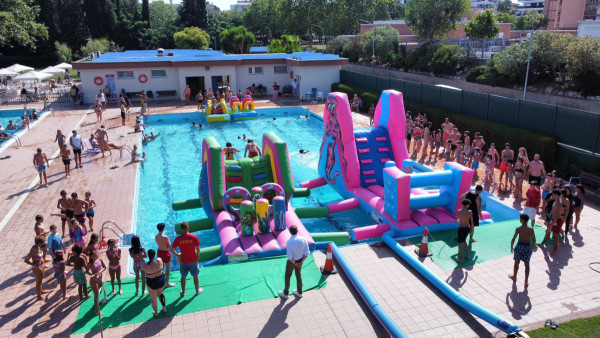 Gran èxit de la Festa de l'Estiu d'Abrera 2025, amb inflables a la nostra Piscina Municipal d'Estiu!