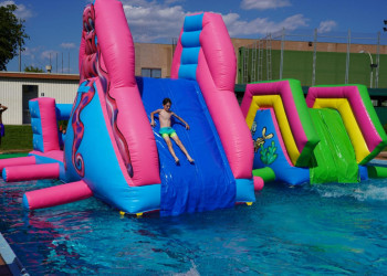Gran èxit de la Festa de l'Estiu d'Abrera 2025, amb inflables a la nostra Piscina Municipal d'Estiu!