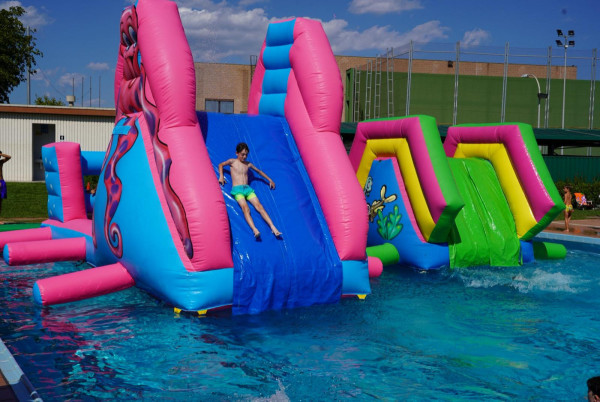 Gran èxit de la Festa de l'Estiu d'Abrera 2025, amb inflables a la nostra Piscina Municipal d'Estiu!