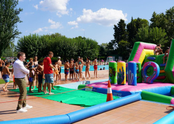 Gran èxit de la Festa de l'Estiu d'Abrera 2025, amb inflables a la nostra Piscina Municipal d'Estiu!