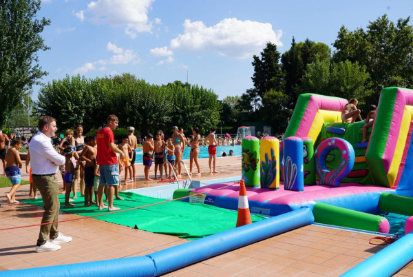 Gran èxit de la Festa de l'Estiu d'Abrera 2025, amb inflables a la nostra Piscina Municipal d'Estiu!