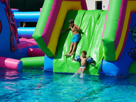Gran èxit de la Festa de l'Estiu d'Abrera 2025, amb inflables a la nostra Piscina Municipal d'Estiu!