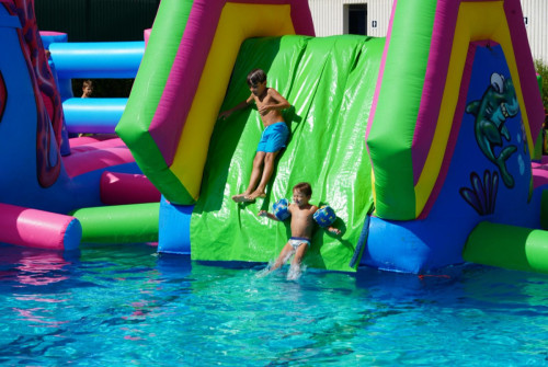 Gran èxit de la Festa de l'Estiu d'Abrera 2025, amb inflables a la nostra Piscina Municipal d'Estiu!