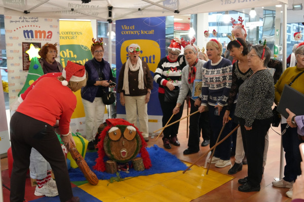 Celebrem el Nadal al Mercat Municipal d'Abrera amb el tió, cantada de nadales de la Coral Contrapunt i el sorteig de les cistelles de Nadal