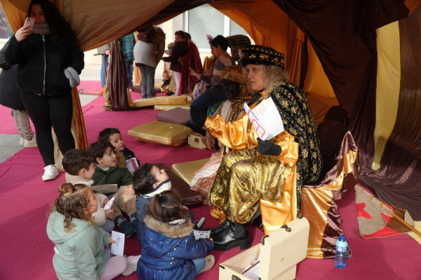 La il·lusió del Nadal es viu a Abrera: Arribada i recollida de cartes dels patges i patgesses Viu-Viu. Dissabte 3 de gener de 2026