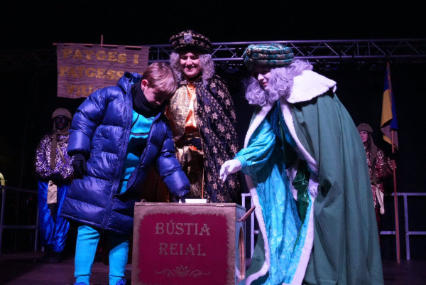 La il·lusió del Nadal es viu a Abrera! Gaudim, un any més, de la Cavalcada de Ses Majestats els Reis Mags de l'Orient, que va omplir els carrers del nostre municipi de màgia, llum i color!