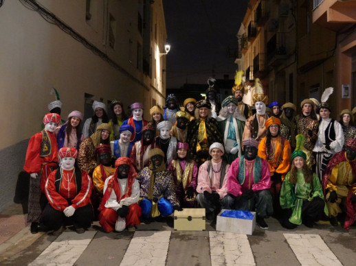 La il·lusió del Nadal es viu a Abrera! Gaudim, un any més, de la Cavalcada de Ses Majestats els Reis Mags de l'Orient, que va omplir els carrers del nostre municipi de màgia, llum i color!